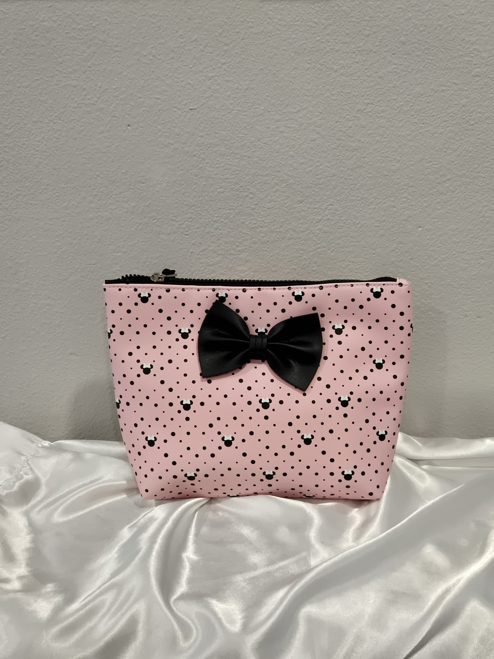 Bioworld Disney Minnie Mouse Pink Cosmetic Pouch with Black Bow NWOT